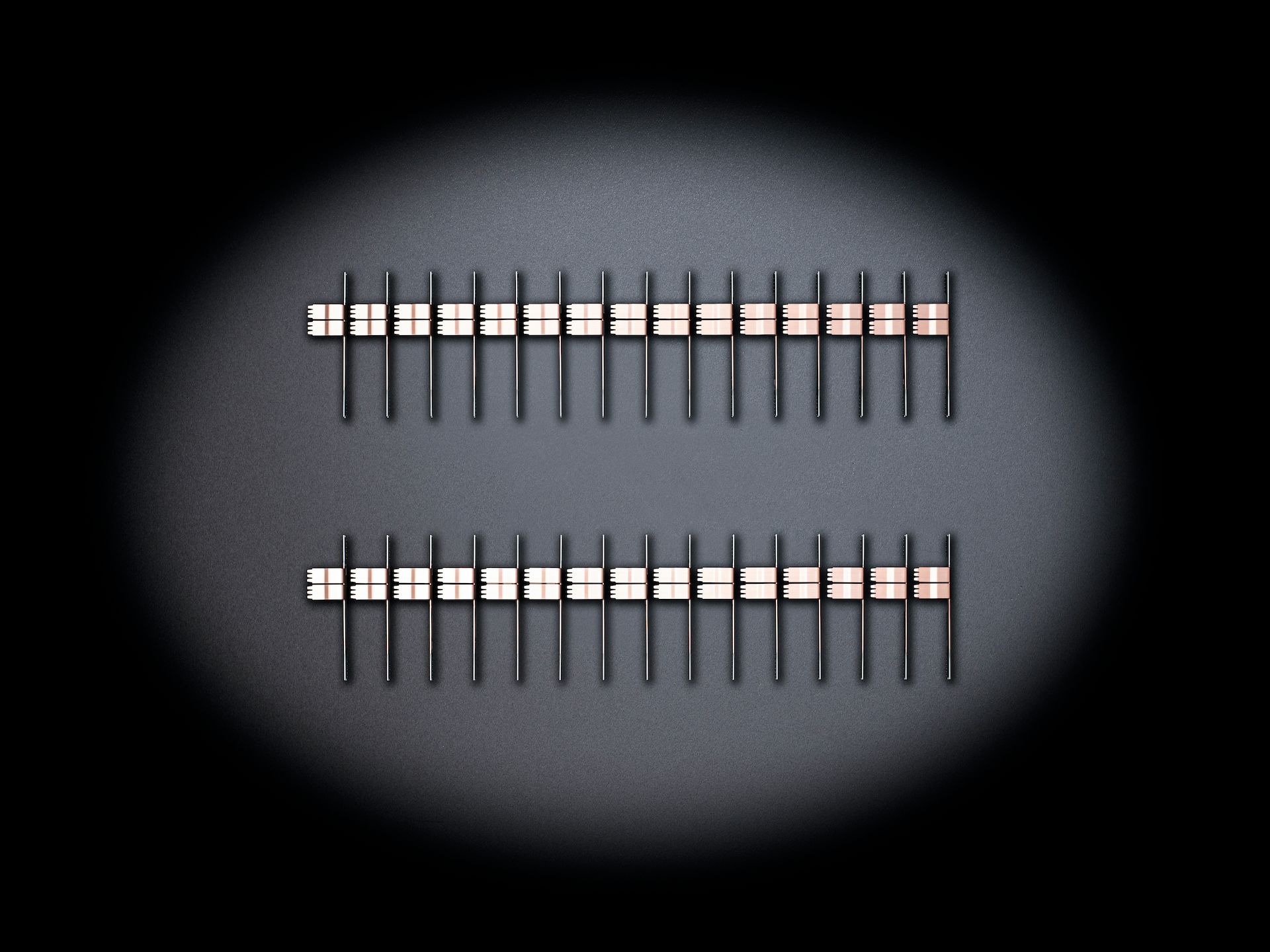 Technische Bauteile in zwei Reihen 