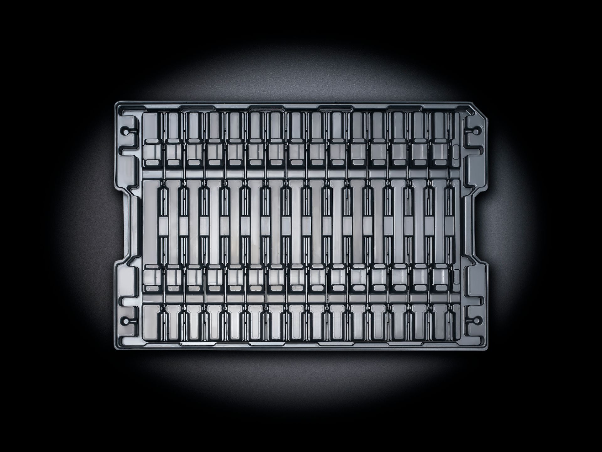 Technische Bauteile im Tiefziehtray zur Automatisierung