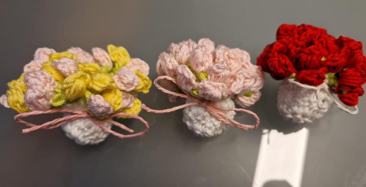 Aufklappbare Rosenhäkeluntersetzter