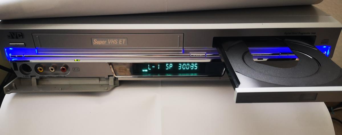 JVC S-VHS-Recorder/DVD -Kombi