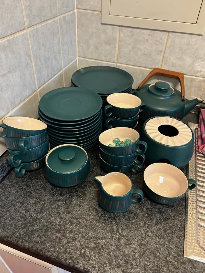 Teeservice grün mit Kanne und Stövchen