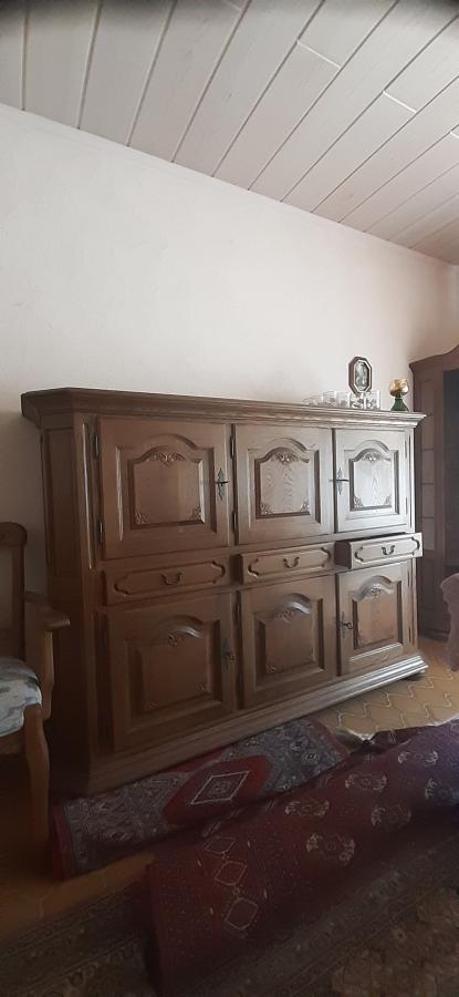 Halbhoher Schrank aus massiver Eiche