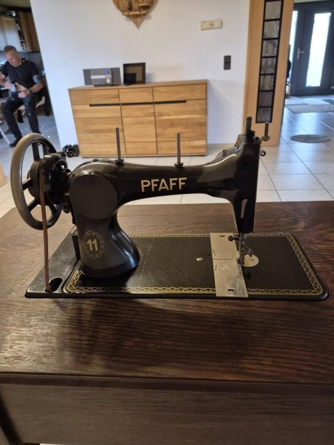 Antike Bogenschiff Nähmaschine von Pfaff