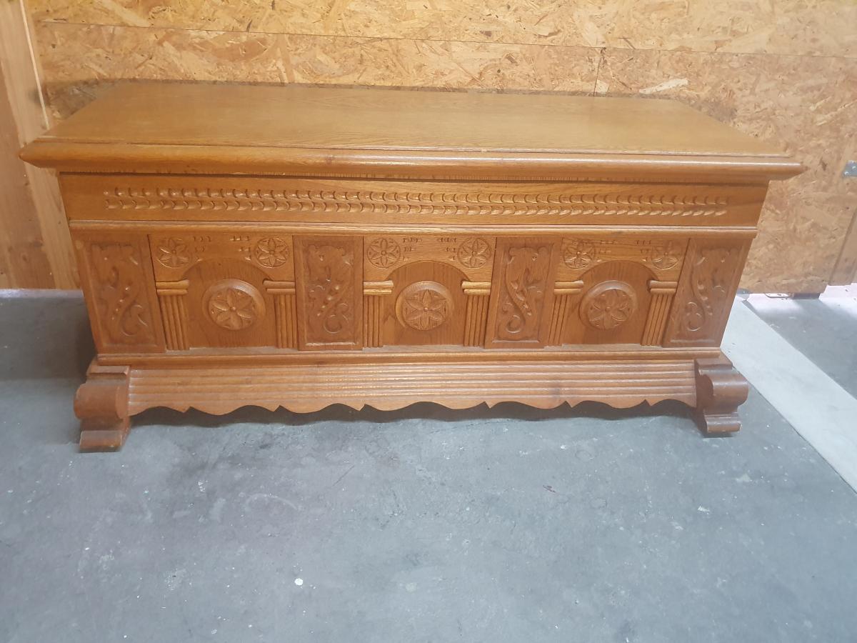 Antike Truhe aus Holz mit Schnitzereien