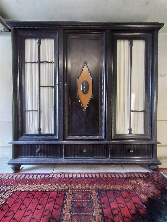 Glastürenschrank