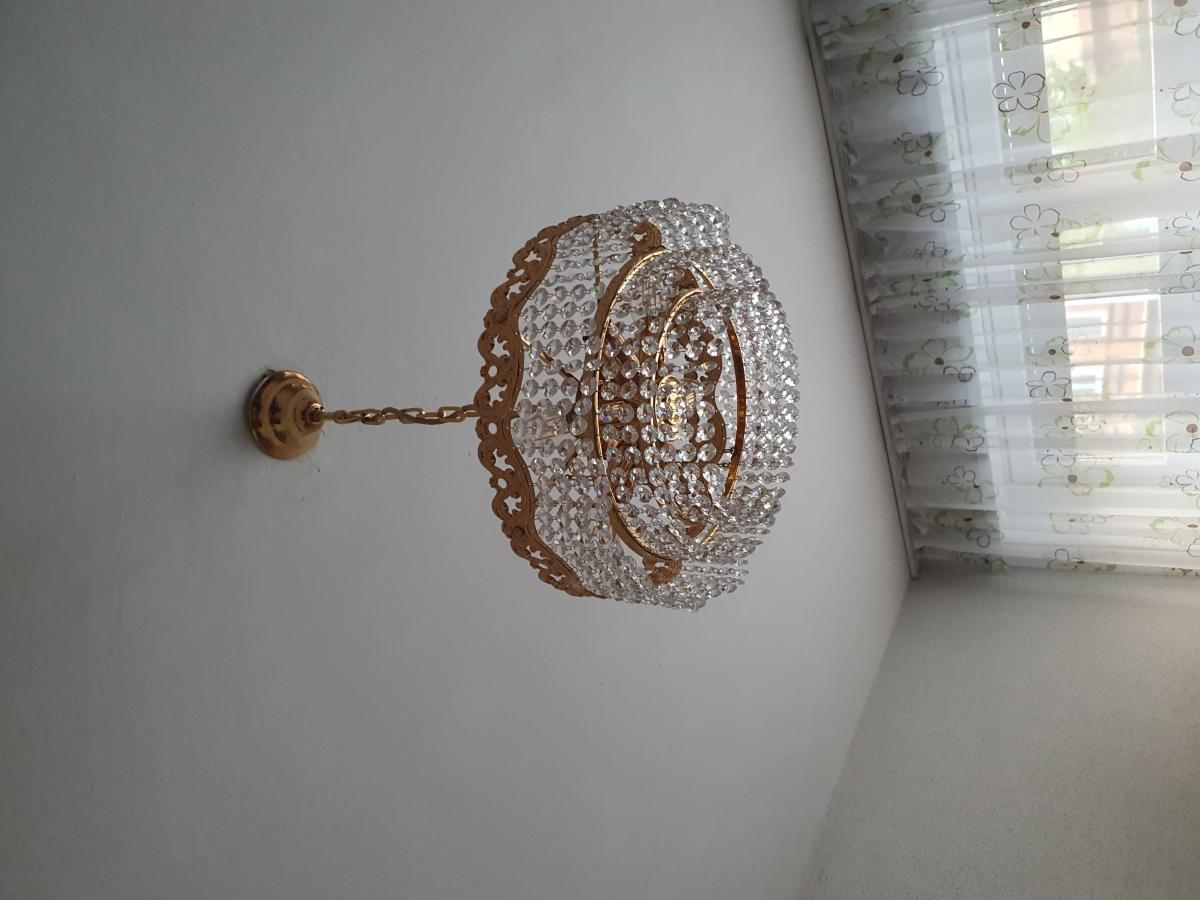 Eleganter Kronleuchter mit Kristallen