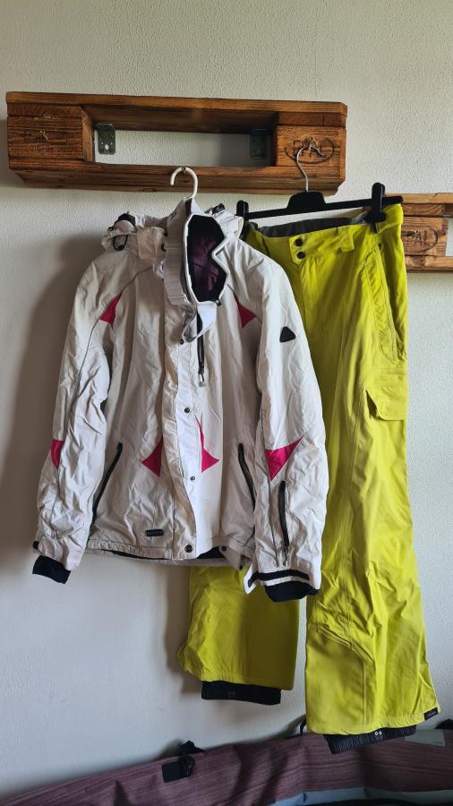 Skikleidung mit Skibrille