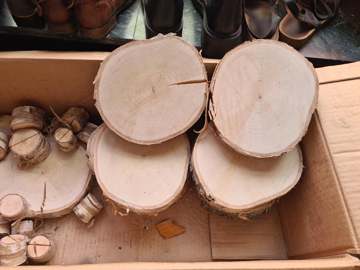 Holzscheiben und Platzkartenhalter Birke