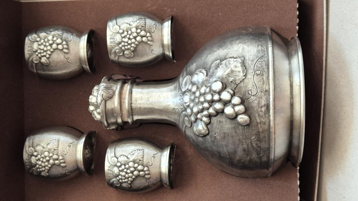 Likör-Schnaps Karaffe und vier Bechern