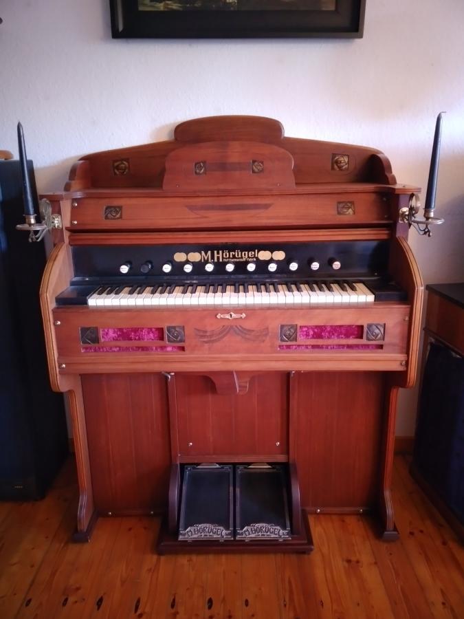 Hof-Harmonium von M. Hörügel