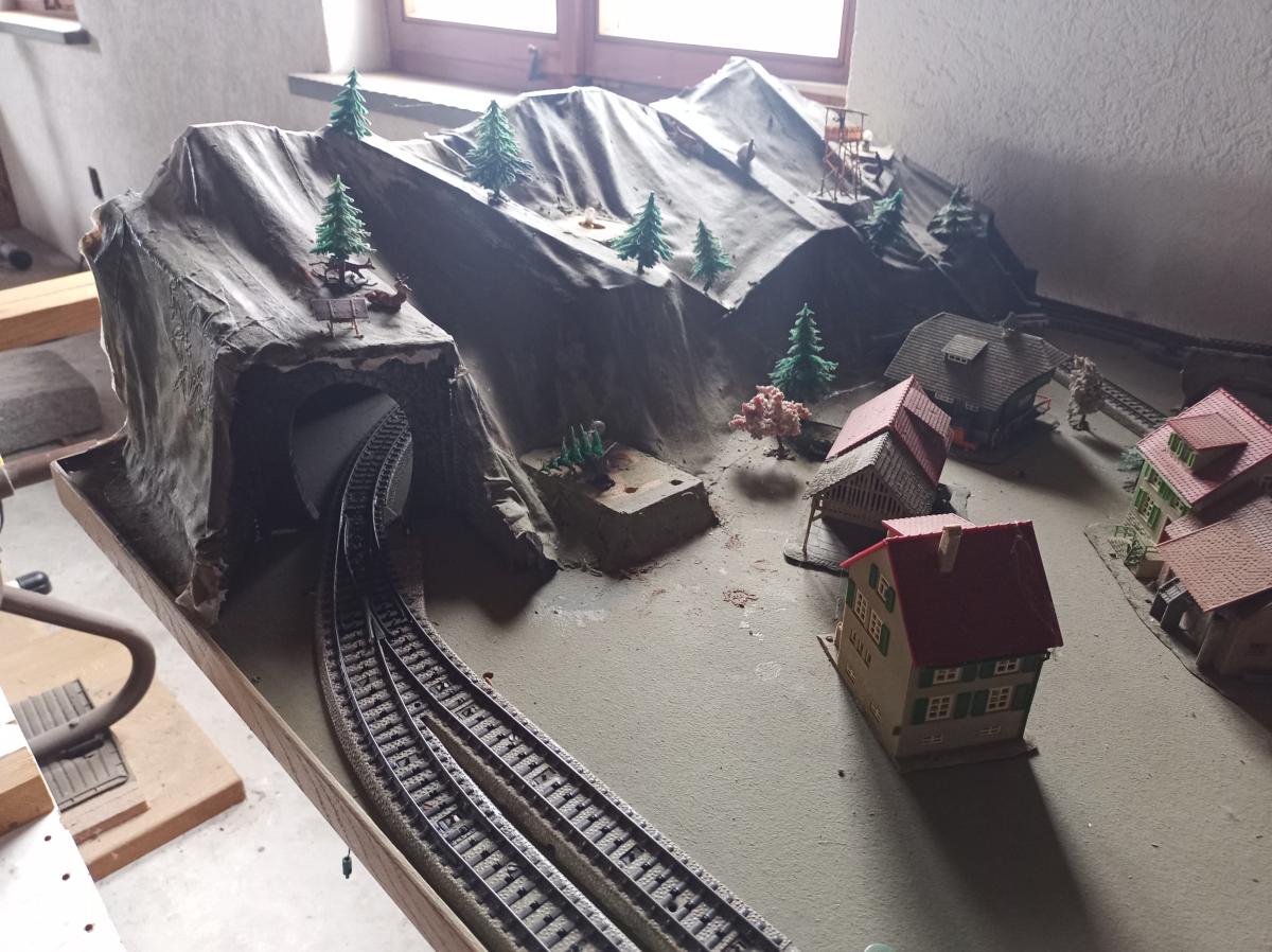 Alte Eisenbahn Schienen auf Platte