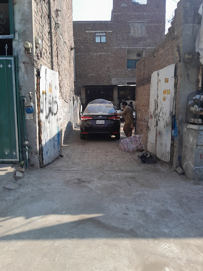 Al Makah Auto Workshop in Township, Lahore