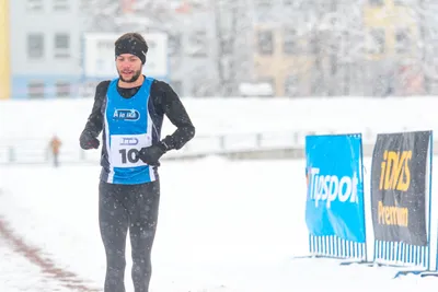 Mikulášský běh na atletickém stadionu Hvězda Pardubice 65