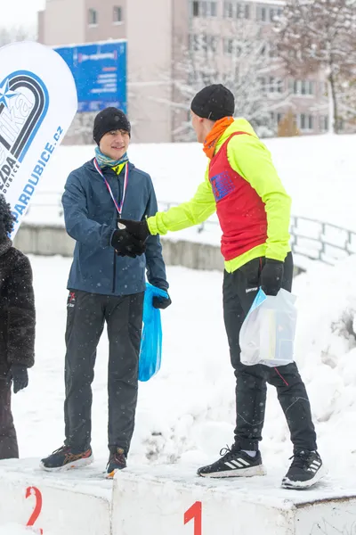 Mikulášský běh na atletickém stadionu Hvězda Pardubice 80