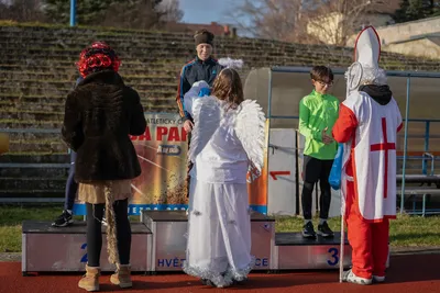 Mikulášský běh 2024 na atletickém stadionu Hvězda Pardubice 50