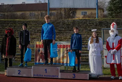 Mikulášský běh 2024 na atletickém stadionu Hvězda Pardubice 83