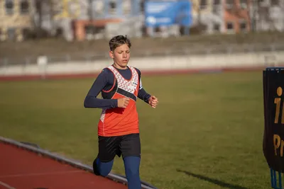 Mikulášský běh 2024 na atletickém stadionu Hvězda Pardubice 92