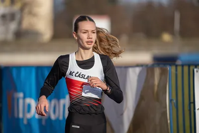 Mikulášský běh 2024 na atletickém stadionu Hvězda Pardubice 96