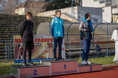 Mikulášský běh 2024 na atletickém stadionu Hvězda Pardubice 98