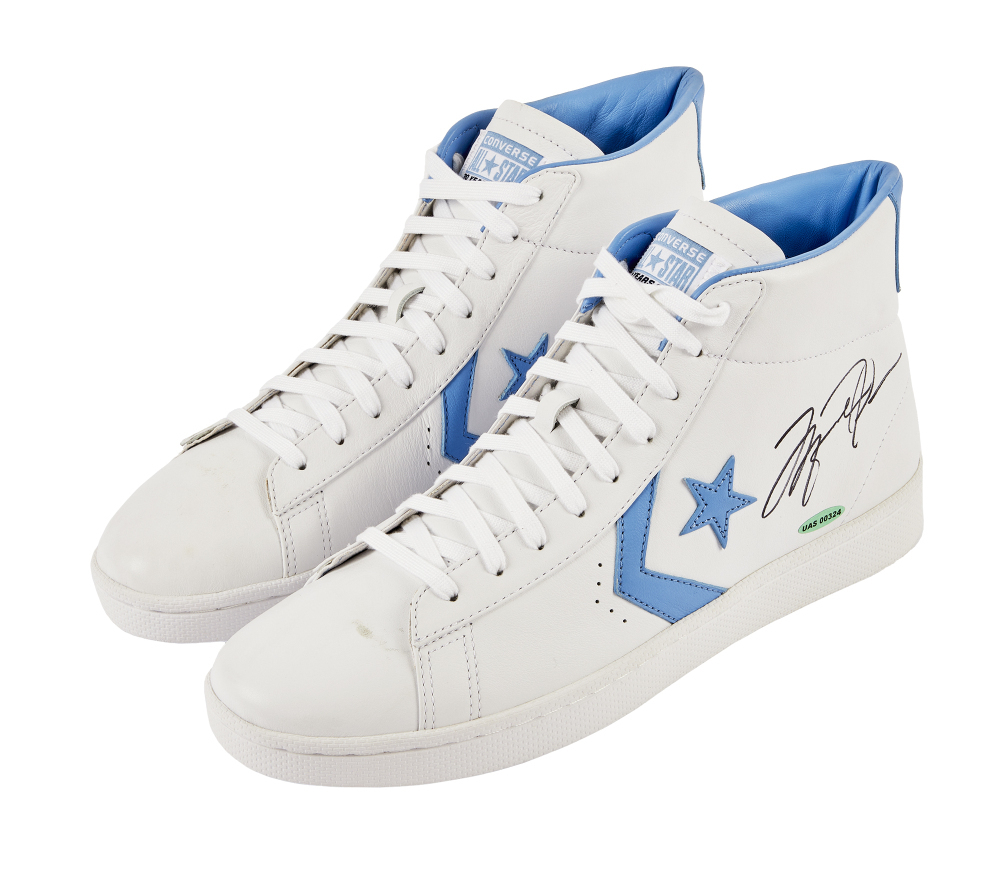 MICHAEL JORDAN: SIGNED COMMEMORATIVE LIMITED-EDITION 1982  display picture 3