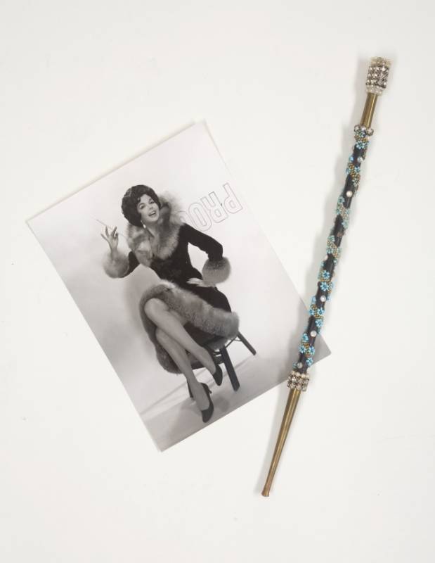 aunt hilda cigarette holder Eitonbu Audrey Style Vintage Extendable Holder,Vintage Metal Long Cigarette Hlder,Long Old-Fashioned Cigarette for Costume Cosplay,Inspired by BAT's(Bronze) : Health & Household Zelda Spellman (CAOS) | Thesabrinatheteenagewitch