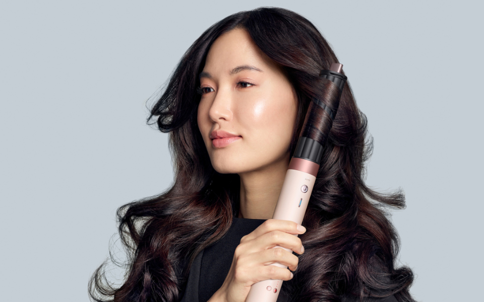 Dyson, next level styling Model mit dunklen Haaren und einem Airwrap-Co-anda2x
