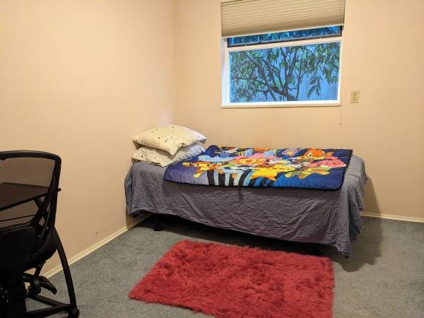 Furnished room with a den in Kits, close to UBC, downtown, beach