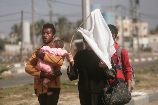تحقيق يُظهر تورط مجموعة إسرائيلية في تنظيم رحلات تهجير مئات الفلسطينيين من غزة إلى جنوب أفريقيا وإندونيسيا