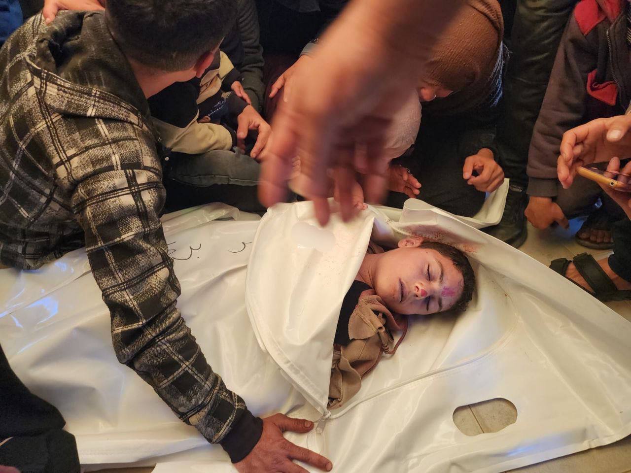 استشهاد ثلاثة فلسطينيين في غارة إسرائيلية جنوب غزة وسط انتهاك وقف النار