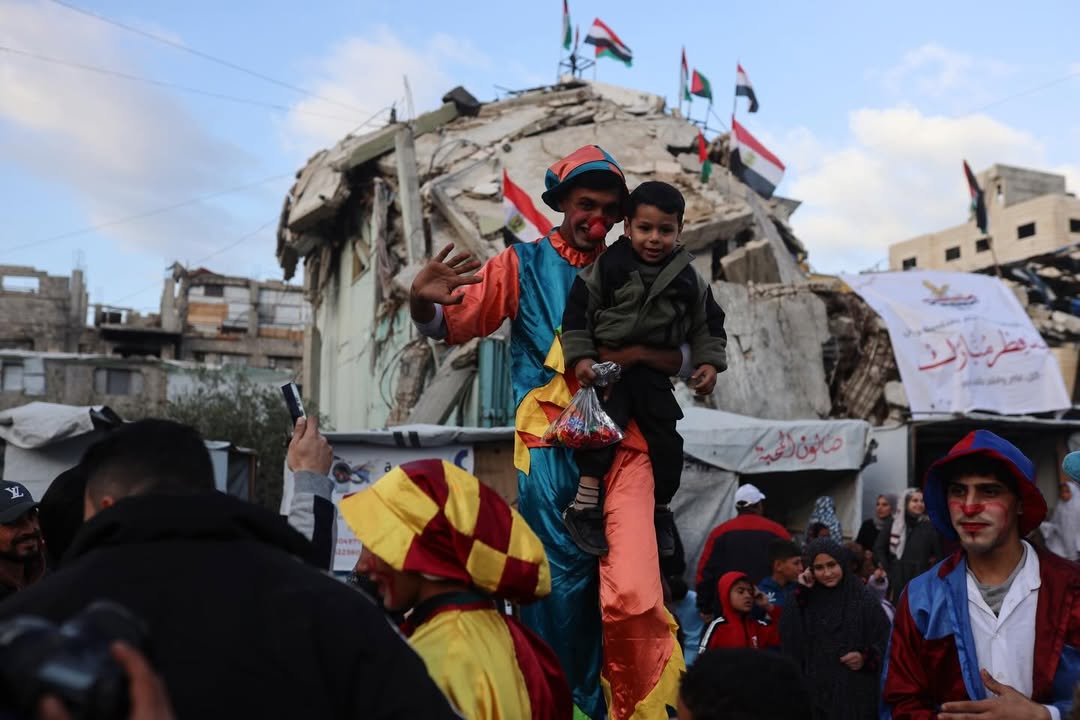 الفلسطينيون في غزة يحتفلون بعيد الفطر الأول منذ بدء وقف النار وسط الدمار والمعاناة