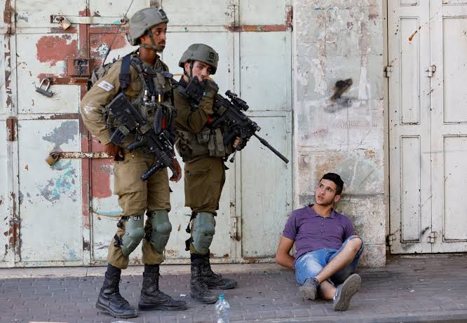 إصابة طفل فلسطيني بجروح خطيرة في مخيم الجلزون بالضفة الغربية المحتلة مع تصاعد الهجمات