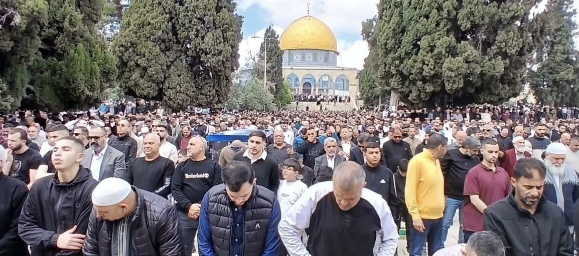 مشاركة 100 ألف مصلٍ فلسطيني في صلاة الجمعة بالأقصى للمرة الأولى منذ إغلاقه