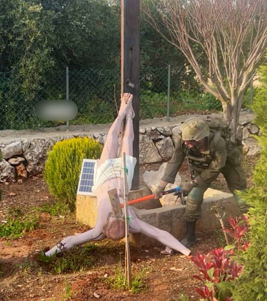 جنوب لبنان: صورة جندي إسرائيلي يدنس تمثال المسيح تثير غضباً واسعاً
