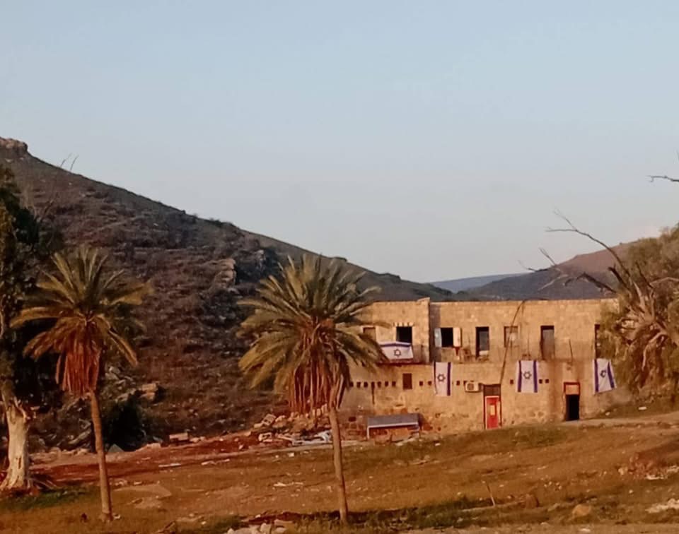 مستوطنون إسرائيليون يهدمون مدرسة ومنازل في وادي الأردن شمال الضفة الغربية