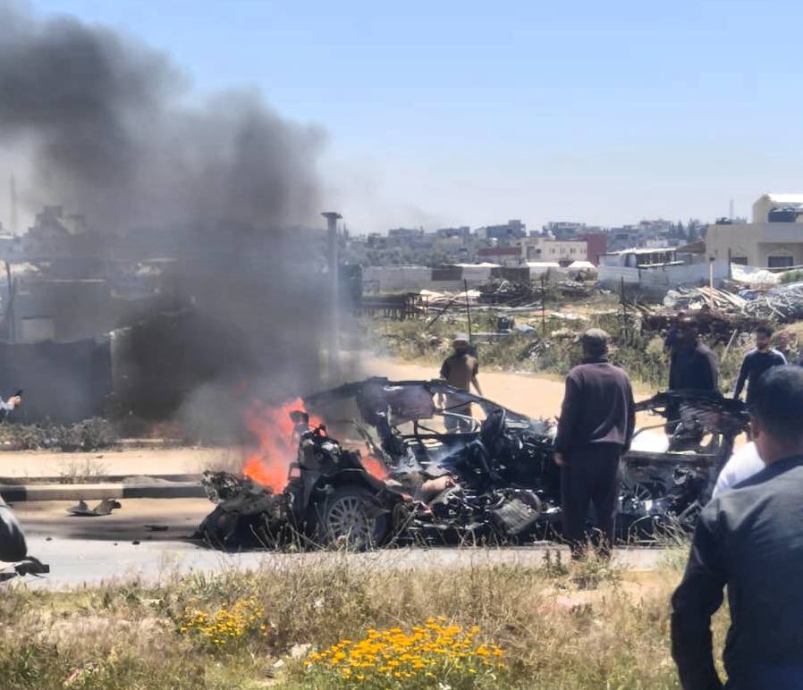 استشهاد ثلاثة فلسطينيين بينهم عاملان بالدفاع المدني في غارة إسرائيلية وسط غزة