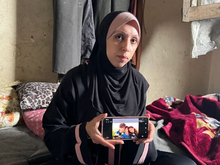 أم فلسطينية في غزة تناشد التدخل الدولي للالتحاق بأبنائها الثلاثة الذين تم نقلهم إلى فرنسا خلال بداية العدوان الإسرائيلي