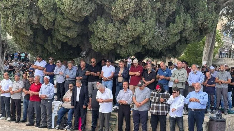 عشرات الآلاف يصلّون الجمعة في الأقصى رغم حصار الاحتلال