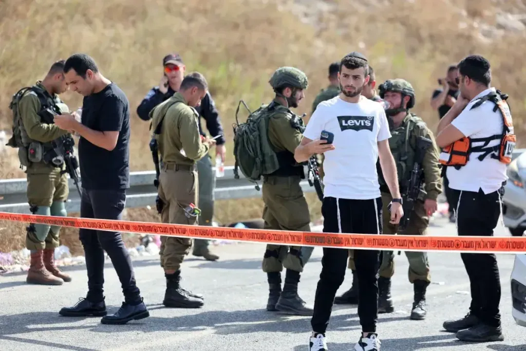 Settler killed, others injured in shooting west of Ramallah