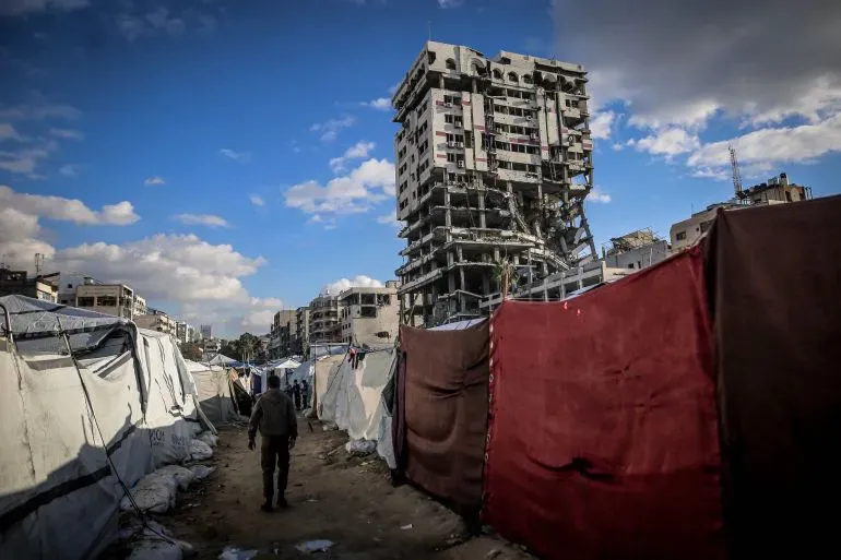 قنبلة موقوتة: مبنى بنك فلسطين المهدد بالانهيار في غزة