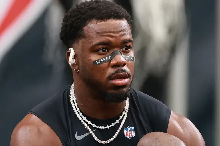 عزيز الشاعر يكرّم الطفلة وفاء عكيلة في مباراة NFL