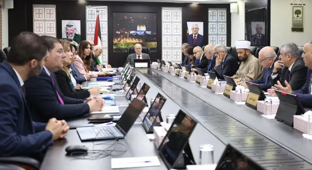 الحكومة: 51% من الموظفين يحصلون على 80% من رواتبهم