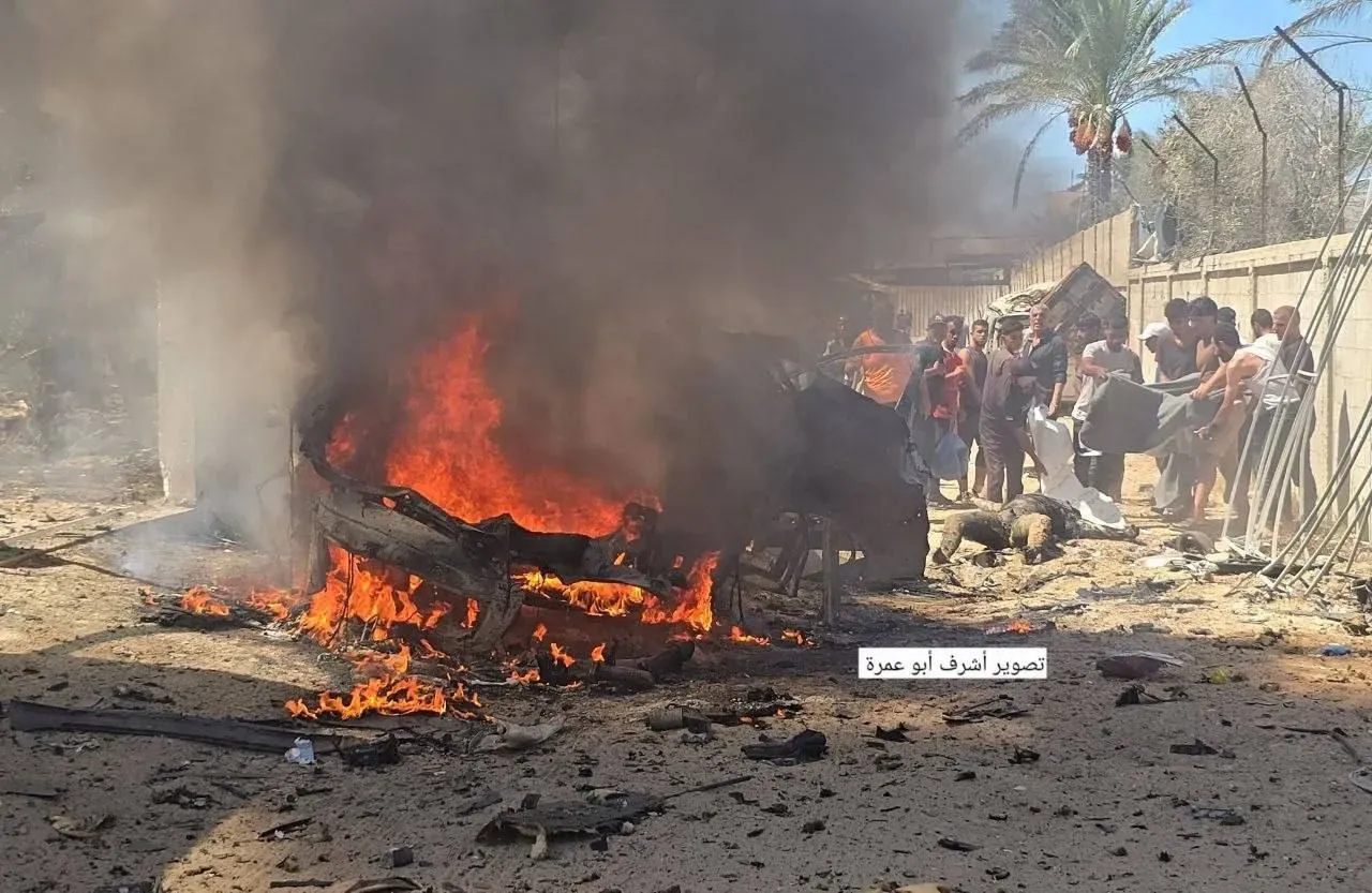 مركبة محترقة في موقع غارة إسرائيلية في دير البلح وسط قطاع غزة