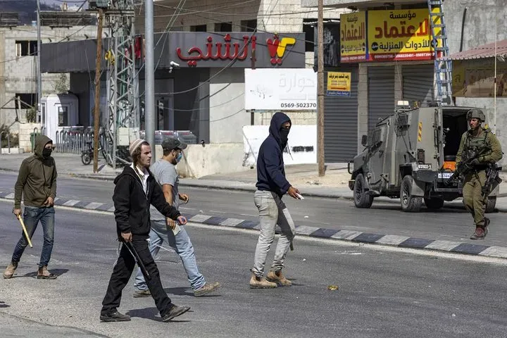 مستوطنون يهاجمون مواطنين ويحرقون مركبات في مناطق متفرقة بالضفة