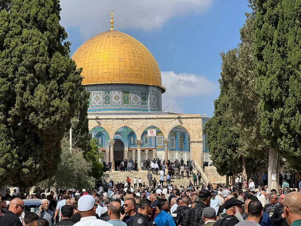 75,000 Worshippers Perform Friday Prayer at Al-Aqsa Mosque