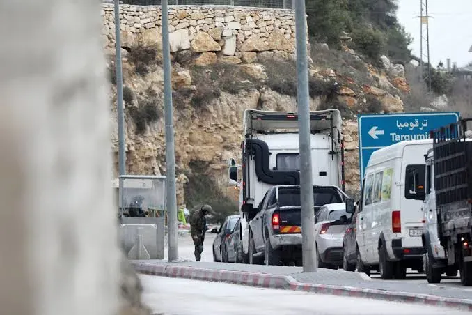 942 حاجزاً وبوابة تعيد تقسيم الضفة وتقيّد حركة الفلسطينيين
