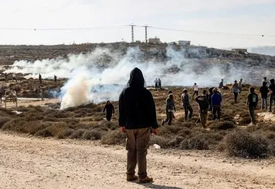 مستوطنون يشنون هجمات على المواطنين والممتلكات في الضفة