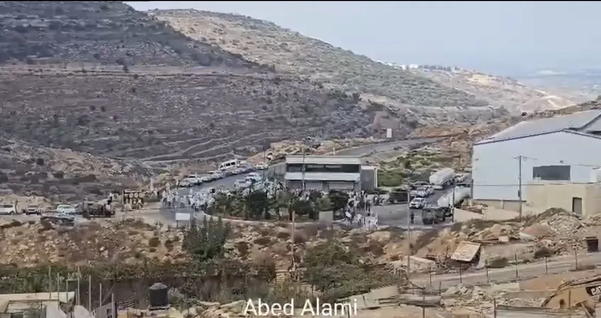 مستوطنون يقتحمون سردا والطيرة ويعتدون على المواطنين