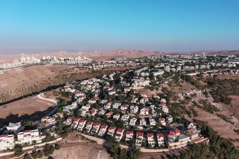 Miliband: Britain to cut funding and services to settlements