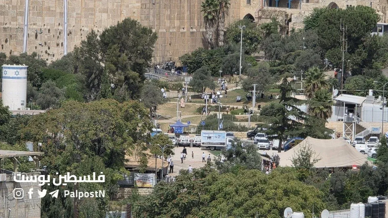 مئات المستوطنين يقتحمون الحرم الإبراهيمي والاحتلال يغلق البلدة القديمة
