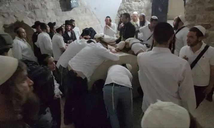 مستوطنون يقتحمون مقام يوسف في نابلس وإخلاء منازل فلسطينية